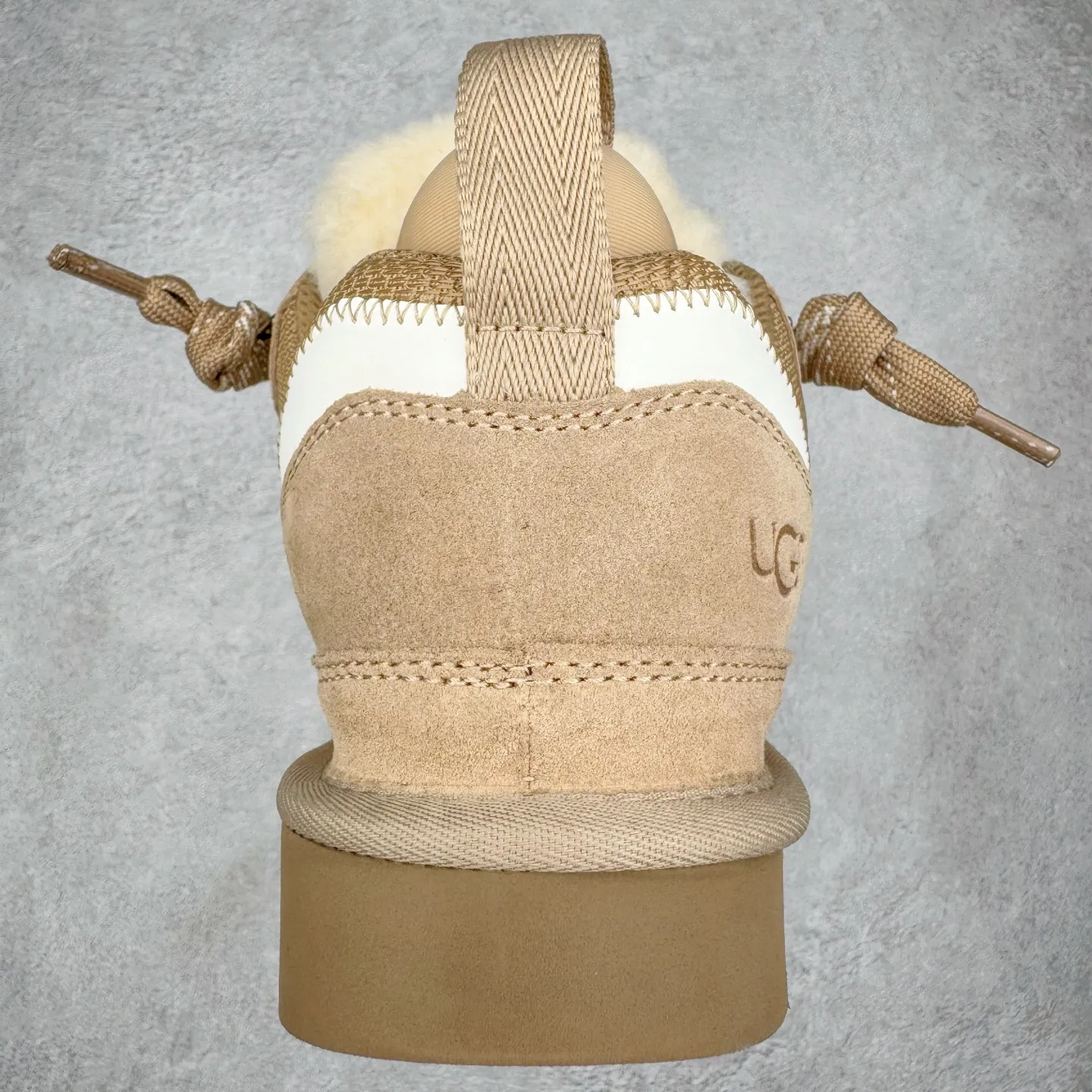 Pick up locally💰640 UGG 4032 Meyer autumn and winter sheepskin and fur integrated snow boots. All shoes are made of ZP from the same factory. Longfeng A-grade Australian imported sheepskin and fur integrated. Men's and women's boots brand OEM production line fully follows the ZP process. OEM original pattern maker adheres to the principle of no original shoes and no development selection. Pay attention to every detail. The most authentic version on the market TREADLITE "Light Wing" technology outsole Lightweight/durable/flexible/pile size: 35 36 37 38 39 40 41 42 43 44 45 Coding: by3936030